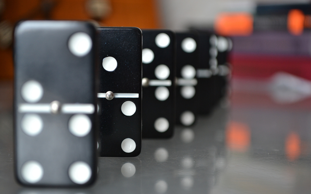 Domino effect in the foreign exchange market